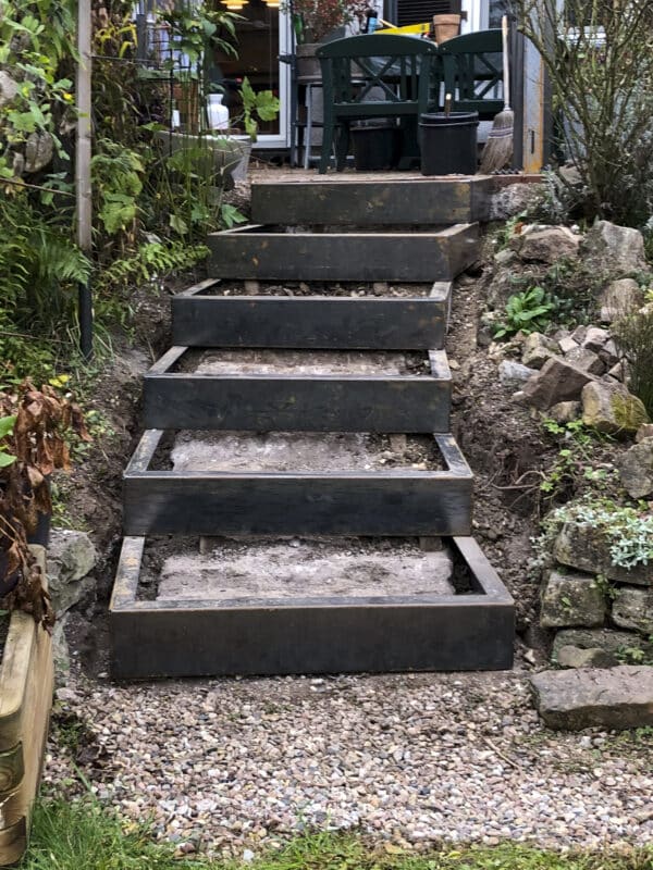 DIY Gartentreppe Scala Modulare von Viva la Garten im Aufbau